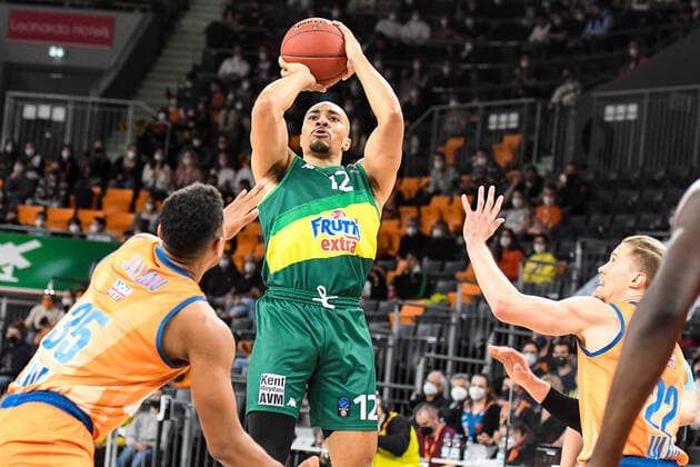 GER, EuroCup, ratiopharm ulm vs Frutti Extra Bursaspor 29 03 2022, ratiopharm arena, Neu Ulm, GER, EuroCup, ratiopharm ulm vs Frutti Extra Bursaspor, in picture Karim Jallow Ulm, 35 , Andrew Andrews Bursaspor, 12 , Thomas Klepeisz Ulm, 22 nordphotoxGmbHx xHafner nph00200