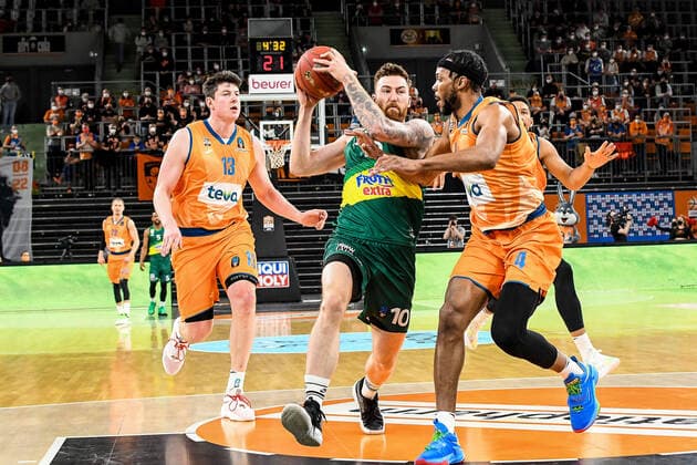 GER, EuroCup, ratiopharm ulm vs Frutti Extra Bursaspor 29 03 2022, ratiopharm arena, Neu Ulm, GER, EuroCup, ratiopharm ulm vs Frutti Extra Bursaspor, pictured Jaron Blossomgame Ulm, 4 and Nicolas Bretzel Ulm, 13 cant stop Onuralp Bitim Bursaspor, 10 nordphotoxGmbHx xHafner nph00200