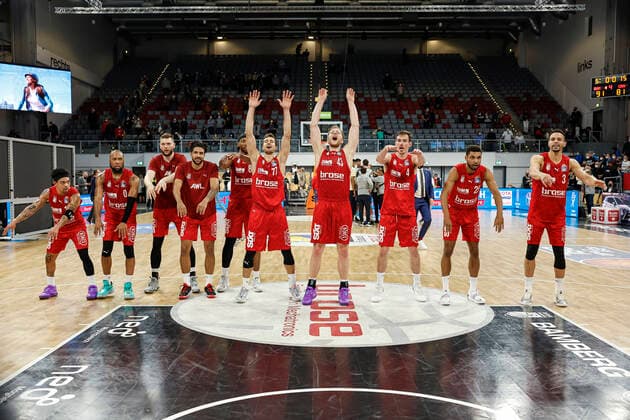 Bamberg joy over 91 81 victory vlnr Justin Robinson Brose Bamberg, 12 Chris Dove Brose Bamberg, 00 Martinas Geben Brose Bamberg, 22 Marvin Omuvwie Brose Bamberg, 11 Akil Mitchell Brose Bamberg, 08 Tomas Kyzlink Brose Bamberg, 77 Christian Sengfelder Brose Bamberg, 43 Omar Prewitt Brose Bamberg, 04 Kenneth Ogbe Brose Bamberg, 25 Dominic Lockhart Brose Bamberg, 03 amberg HAKRO Merlins Crailsheim easyCredit BBL Basketball Bundesliga Saison 2021 22 Spieltag 17, 29 03 2022 Bamberg, Brose Arena Foto Daniel Löb Loeb Copyright: DanielxLöb