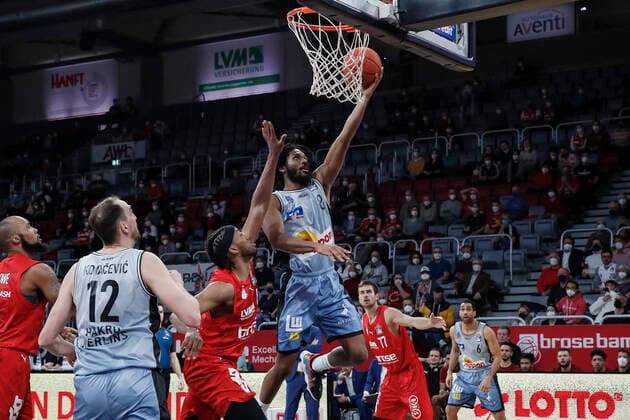 Center 08 Terrell Harris HAKRO Merlins Crailsheim left Akil Mitchell Brose Bamberg, 08 amberg HAKRO Merlins Crailsheim easyCredit BBL Basketball Bundesliga Saison 2021 22 Spieltag 17, 29 03 2022 Bamberg, Brose Arena Foto Daniel Löb Loeb Copyright: DanielxLöb