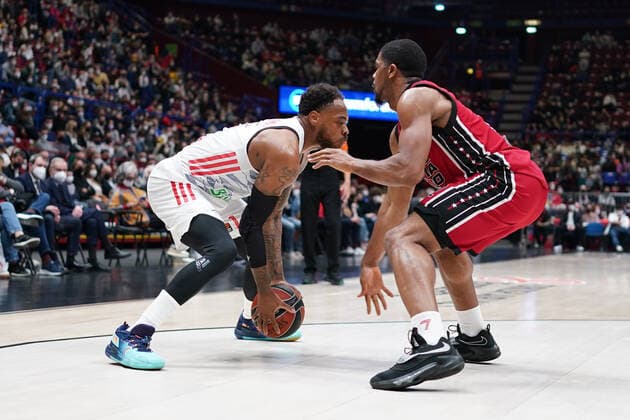 March 29, 2022, Milan, Italy: Milan, Italy, Mediolanum Forum, March 29, 2022, Deshaun Thomas (FC Bayern Munchen Basketball) thwarted by Kyle Hines (AX Armani Exchange Olimpia Milano) during A.X Armani Exchange Milano vs Bayern Monaco - Basketball Euroleague Championship. Basketball Euroleague Championship - A X Armani Exchange Milano vs Bayern Monaco, Milan, Italy  - ZUMAl164 20220329_zsa_l164_069 Copyright: xSimonexLucarellix