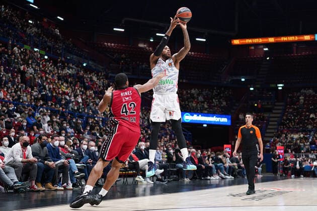 March 29, 2022, Milan, Italy: Milan, Italy, Mediolanum Forum, March 29, 2022, Deshaun Thomas (FC Bayern Munchen Basketball) thwarted by Kyle Hines (AX Armani Exchange Olimpia Milano) during A.X Armani Exchange Milano vs Bayern Monaco - Basketball Euroleague Championship. Basketball Euroleague Championship - A X Armani Exchange Milano vs Bayern Monaco, Milan, Italy  - ZUMAl164 20220329_zsa_l164_070 Copyright: xSimonexLucarellix