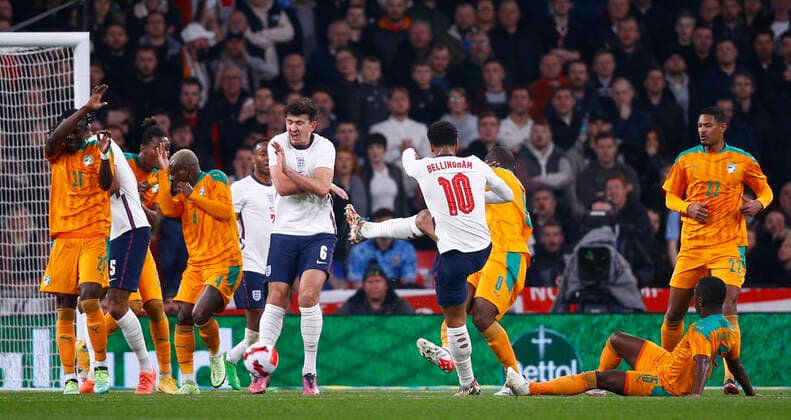 England v Ivory Coast International Friendly, Länderspiel, Nationalmannschaft Jude Bellingham of England shoots for goal during the International Friendly match at Wembley Stadium, London Content Not Available For UK Newspapers Copyright: xPaulxChestertonx FIL-16730-0040