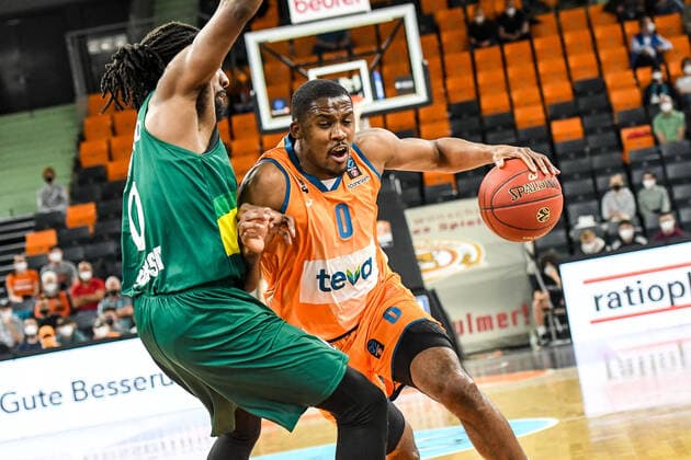 GER, EuroCup, ratiopharm ulm vs Frutti Extra Bursaspor 29 03 2022, ratiopharm arena, Neu Ulm, GER, EuroCup, ratiopharm ulm vs Frutti Extra Bursaspor, in picture Semaj Christon Ulm, 0 prevails against John Holland Bursaspor, 0 nordphotoxGmbHx xHafner nph00200