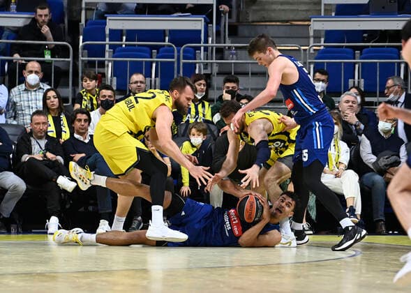 Sport Bilder des Tages Danilo Barthel (22) , Marko Guduric (23) of Fenerbahce Beko Istanbul and Oscar Da Silva (1) , Ben Lammers (55) of Alba Berlin in action during the Turkish Airlines EuroLeague Regular Season Round 21 match between Fenerbahce Beko Istanbul and Alba Berlin at Ulker Sports Arena in Istanbul, Turkey , on March 29, 2022 