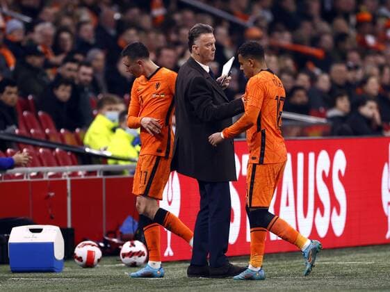 AMSTERDAM lr Steven Berghuis of Holland, Holland coach Louis van Gaal, Donyell Malen of Holland during the friendly match between the Netherlands and Germany at the Johan Cruijff ArenA on March 29, 2022 in Amsterdam, Netherlands KOEN VAN WEEL International Friendly 2021 2022 xVIxANPxSportx xxANPxIVx 446286550 originalFilename: 446286550.jpg