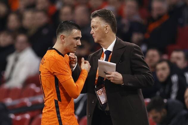 AMSTERDAM lr Steven Berghuis of Holland, Holland coach Louis van Gaal during the friendly match between the Netherlands and Germany at the Johan Cruijff ArenA on March 29, 2022 in Amsterdam, Netherlands ANP MAURICE VAN STEEN International Friendly 2021 2022 xVIxANPxSportx xxANPxIVx 446287036 originalFilename: 446287036.jpg