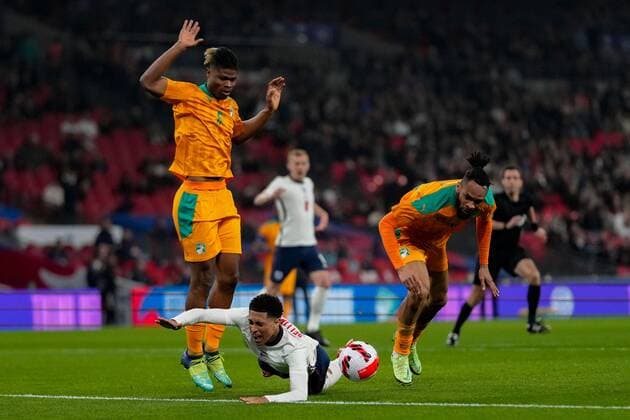 Mandatory Credit: Photo by Dave Shopland Shutterstock (12870106as) Jude Bellingham is awarded a penalty after the challenge which was overturned by VAR (no penalty) England v Ivory Coast, International Friendly, Länderspiel, Nationalmannschaft Football, Wembley Stadium, London, UK - 29 Mar 2022 England v Ivory Coast, International Friendly, Football, Wembley Stadium, London, UK - 29 Mar 2022 Copyright: xDavexShopland Shutterstockx 12870106as