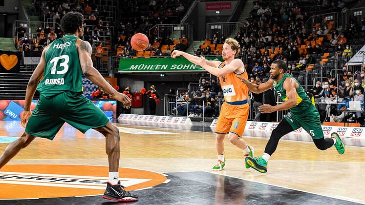 GER, EuroCup, ratiopharm ulm vs Frutti Extra Bursaspor 29 03 2022, ratiopharm arena, Neu Ulm, GER, EuroCup, ratiopharm ulm vs Frutti Extra Bursaspor, in picture Kavarrius Hayes Bursaspor, 13 , Per Guenther Ulm, 6 , Derek Needham Bursaspor, 5 nordphotoxGmbHx xHafner nph00200