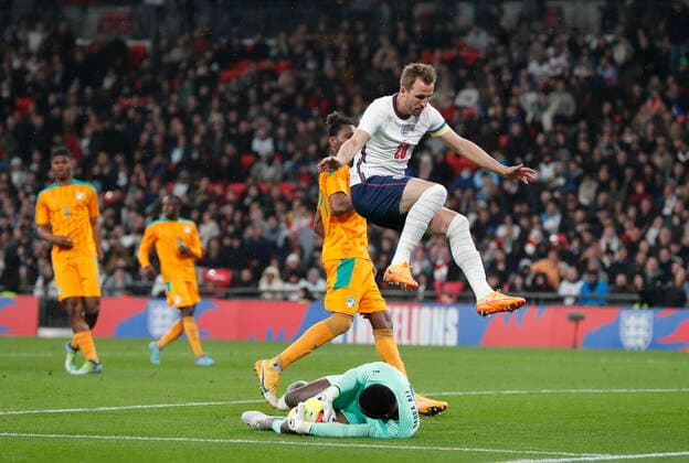 England v Ivory Coast International Friendly, Länderspiel, Nationalmannschaft Harry Kane of England leaps over goal keeper Badra Ali Sangare of Ivory Coast during the International Friendly match at Wembley Stadium, London Content Not Available For UK Newspapers Copyright: xPaulxChestertonx FIL-16730-0160