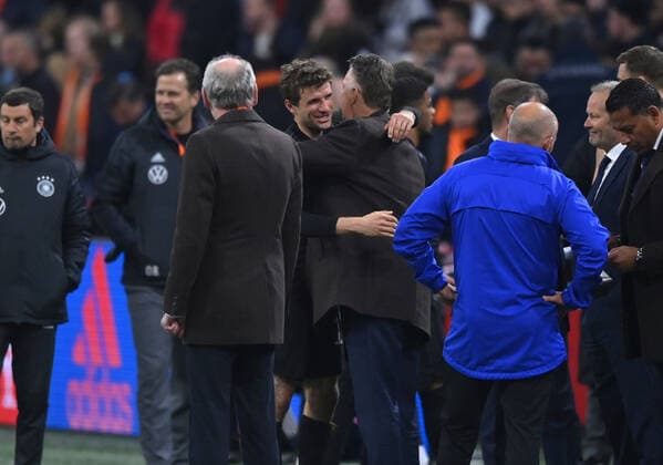 Thomas Müller Germany , left , and coach Louis van Gaal Netherlands after the match 29 03 2022, Football 2022, GER, international match, Netherlands Germany Photo Maik Hölter TEAM2sportphoto Amsterdam Johan Cruijff ArenA Netherlands Team2