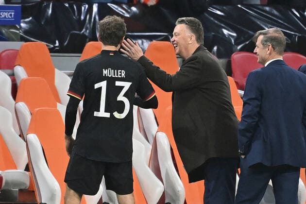 Coach Louis VAN GAAL NED with Thomas MUELLER GER after the end of the game Football match Netherlands Germany 1 1 on 29 03 2022 in Amsterdam Johan Cruyff Arena UEFA regulations prohibit any use of photographs as image sequences and or quasi video