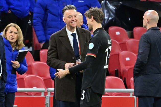 Coach Louis VAN GAAL NED with Thomas MUELLER GER after the end of the game Football match Netherlands Germany 1 1 on 29 03 2022 in Amsterdam Johan Cruyff Arena UEFA regulations prohibit any use of photographs as image sequences and or quasi video