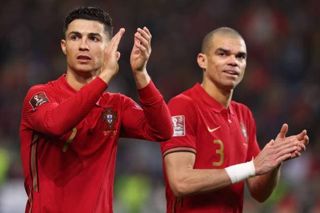 Sport Bilder des Tages Porto, Portugal, 29th March 2022. Cristiano Ronaldo and Pepe of Portugal acknowledge the fans following the final whistle of the FIFA World Cup, WM, Weltmeisterschaft, Fussball 2022 - European Qualifying match at the Estadio do Dragao, Porto. Picture credit should read: Jonathan Moscrop Sportimage EDITORIAL USE ONLY. No use with unauthorised audio, video, data, fixture lists, club league logos or live services. Online in-match use limited to 120 images, no video emulation. No use in betting, games or single club league player publications. SPI-1609-0095