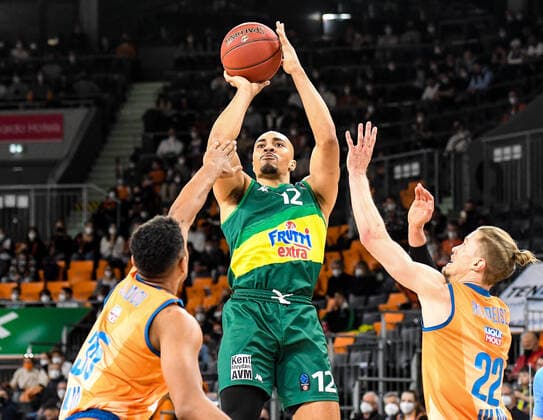GER, EuroCup, ratiopharm ulm vs Frutti Extra Bursaspor 29 03 2022, ratiopharm arena, Neu Ulm, GER, EuroCup, ratiopharm ulm vs Frutti Extra Bursaspor, in picture Andrew Andrews Bursaspor, 12 cannot be prevented from throwing by Karim Jallow Ulm, 35 and Thomas Klepeisz Ulm, 22 nordphotoxGmbHx xHafner nph00200