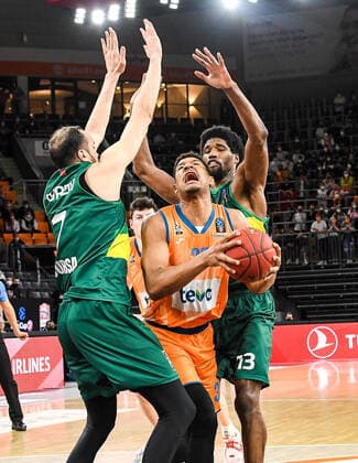 GER, EuroCup, ratiopharm ulm vs Frutti Extra Bursaspor 29 03 2022, ratiopharm arena, Neu Ulm, GER, EuroCup, ratiopharm ulm vs Frutti Extra Bursaspor, pictured Metin Turen Bursaspor, 7 , Karim Jallow Ulm, 35 , Kavarrius Hayes Bursaspor, 13 nordphotoxGmbHx xHafner nph00200