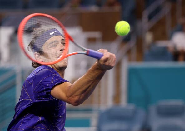 Tennis, ATP-Turnier in Miami March 29, 2022, Miami Gardens, Florida, United States Of America: MIAMI GARDENS, FLORIDA - MARCH 29: Miomir Kecmanovic of Serbia defeats Taylor Fritz of the United States during the Men s Singles match on Day 9 of the 2022 Miami Open at Hard Rock Stadium on March 29, 2022 in Miami Gardens, Florida....People: Taylor Fritz Miami Gardens United States Of America - ZUMAs214 20220329_zda_s214_077 Copyright: xSMGx