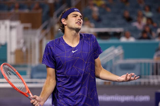 Tennis, ATP-Turnier in Miami March 29, 2022, Miami Gardens, Florida, United States Of America: MIAMI GARDENS, FLORIDA - MARCH 29: Miomir Kecmanovic of Serbia defeats Taylor Fritz of the United States during the Men s Singles match on Day 9 of the 2022 Miami Open at Hard Rock Stadium on March 29, 2022 in Miami Gardens, Florida....People: Taylor Fritz Miami Gardens United States Of America - ZUMAs214 20220329_zda_s214_106 Copyright: xSMGx