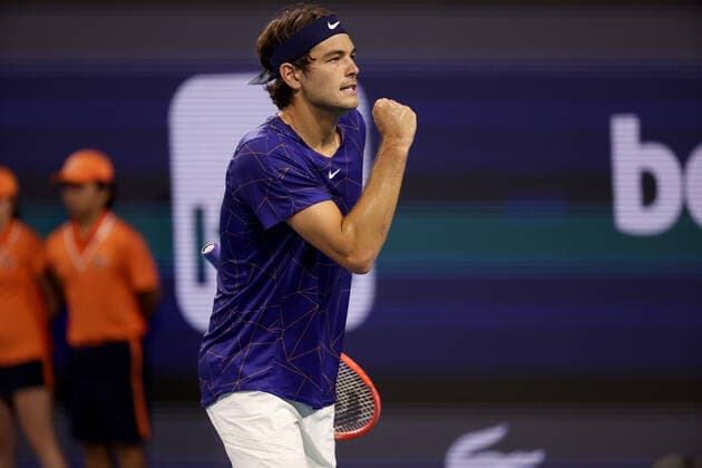 Tennis, ATP-Turnier in Miami March 29, 2022, Miami Gardens, Florida, United States Of America: MIAMI GARDENS, FLORIDA - MARCH 29: Miomir Kecmanovic of Serbia defeats Taylor Fritz of the United States during the Men s Singles match on Day 9 of the 2022 Miami Open at Hard Rock Stadium on March 29, 2022 in Miami Gardens, Florida....People: Taylor Fritz Miami Gardens United States Of America - ZUMAs214 20220329_zda_s214_116 Copyright: xSMGx