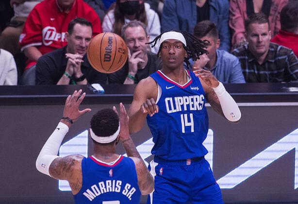 March 29, 2022, Los Angeles, California, USA: Terance Mann 14 of the Los Angeles Clippers passes the ball to teammate Marcus Morris 8 during their NBA, Basketball Herren, USA game against the Utah Jazz on Tuesday March 29, 2022 at Crypto.com Arena in Los Angeles, California. Clippers defeat Jazz, 121-115. ARIANA RUIZ PI Los Angeles USA - ZUMAp124 20220329_zaa_p124_016 Copyright: xArianaxRuizx
