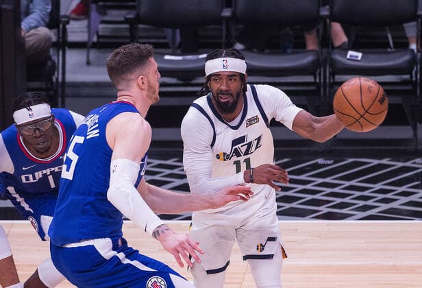 March 29, 2022, Los Angeles, California, USA: Mike Conley 11 of the Utah Jazz keeps the ball out of reach from Isaiah Hartenstein 55 of the Los Angeles Clippers during their NBA, Basketball Herren, USA game on Tuesday March 29, 2022 at Crypto.com Arena in Los Angeles, California. Clippers defeat Jazz, 121-115. ARIANA RUIZ PI Los Angeles USA - ZUMAp124 20220329_zaa_p124_017 Copyright: xArianaxRuizx