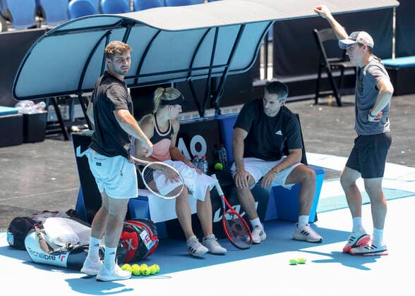 Angelique Kerber sits on the bench with boyfriend Franco Bianco, standing physiotherapist Timo Schall r and left touring coach Lukas Storck ,training, Copyright: xJuergenxHasenkopfx