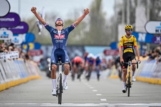Bilder des Jahres 2022, Sport 03 März Sport Themen der Woche KW13 Sport Bilder des Tages Dutch Mathieu van der Poel of Alpecin-Fenix celebrates as he crosses the finish line to win the men elite race of the Dwars Door Vlaanderen cycling race, 183,7 km from Roeselare to Waregem, Wednesday 30 March 2022. ERICxLALMAND  x28668294x