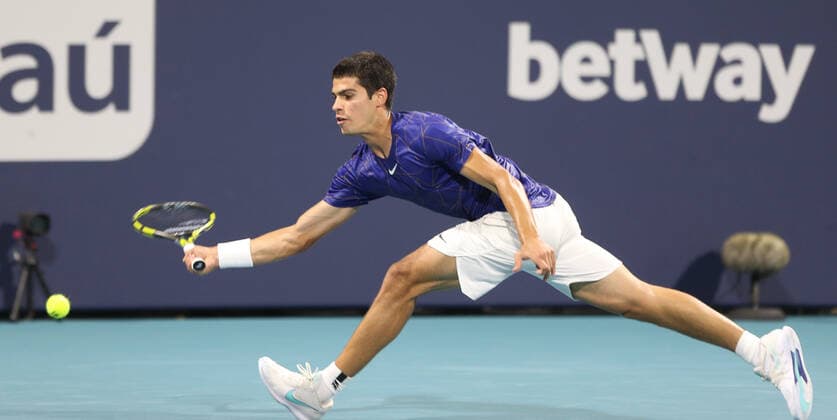 March 29, 2022, Miami Gardens, Florida, United States: Carlos Alcaraz (ESP) returns a shot during the men s singles fourth round at the Miami Open presented by Itau at Hard Rock Stadium in Miami Gardens, Florida. Miami Gardens United States - ZUMAw109 20220329_zap_w109_108 Copyright: xDebbyxWongx