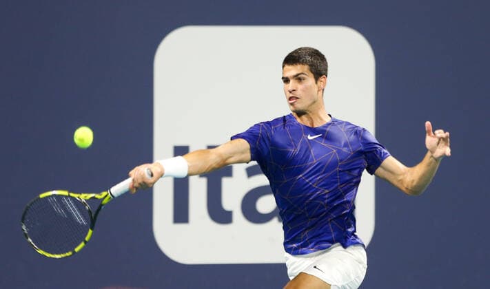 March 29, 2022, Miami Gardens, Florida, United States: Carlos Alcaraz (ESP) returns a shot during the men s singles fourth round at the Miami Open presented by Itau at Hard Rock Stadium in Miami Gardens, Florida. Miami Gardens United States - ZUMAw109 20220329_zap_w109_111 Copyright: xDebbyxWongx