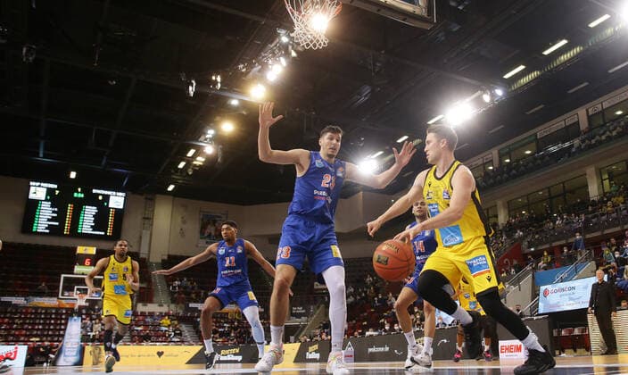 Ludwigsburg , Basketball easycredit BBL Bundesliga MHP Riesen Ludwigsburg vs SYNTAINICS MBC , from left Goran Huskic MBC Jordan Hulls Giants