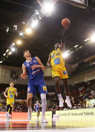 Ludwigsburg , Basketball easycredit BBL Bundesliga MHP Riesen Ludwigsburg vs SYNTAINICS MBC , from left Goran Huskic MBC Rawle Alkins Riesen