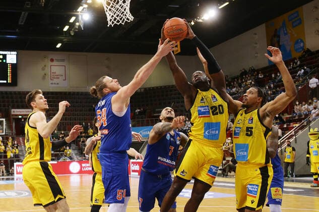 Ludwigsburg , Basketball easycredit BBL Bundesliga MHP Riesen Ludwigsburg vs SYNTAINICS MBC , from left John Bryant MBC Rawle Alkins Giants