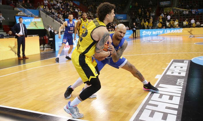 Ludwigsburg , Basketball easycredit BBL Bundesliga MHP Riesen Ludwigsburg vs SYNTAINICS MBC , from left Jonah Radebaugh Riesen Sergio Kerusch MBC