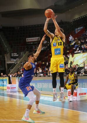 Ludwigsburg , Basketball easycredit BBL Bundesliga MHP Riesen Ludwigsburg vs SYNTAINICS MBC , from left Jamel Morris MBC Jonah Radebaugh Giants