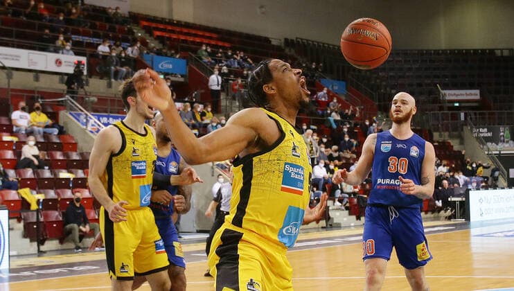 Ludwigsburg , Basketball easycredit BBL Bundesliga MHP Riesen Ludwigsburg vs SYNTAINICS MBC , Justin Simon Riesen