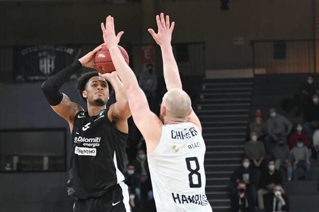 Basketball I Men I 2021 2022 Season I Eurocup I 17 Matchday I Hamburg Towers Dolomiti Energia Trento I 30 03 2022 Luca Conti 8, Dolomiti Energia Trento throws Robin Christen 8, Hamburg Towers misses the block Hamburg edel optics de Arena Hamburg Germany Copyright: xLobeca AndreasxHannigx