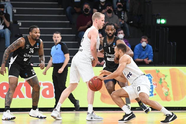 Basketball I Mens I 2021 2022 Season I Eurocup I 17 Matchday I Hamburg Towers Dolomiti Energia Trento I 30 03 2022 Jaylon Brown 0, Hamburg Towers vJordan Caroline 24, Dolomiti Energia Trento Seth Hinrichs 12, Hamburg Towers blocks the way free Hamburg edel optics de Arena Hamburg Germany Copyright: xLobeca AndreasxHannigx