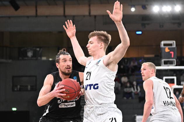 Basketball I Men I 2021 2022 Season I Eurocup I 17 Matchday I Hamburg Towers Dolomiti Energia Trento I 30 03 2022 Toto Forray 10, Dolomiti Energia Trento vs Justus Hollatz 21, Hamburg Towers Hamburg edel optics de Arena Hamburg Germany Copyright: xLobeca AndreasxHannigx