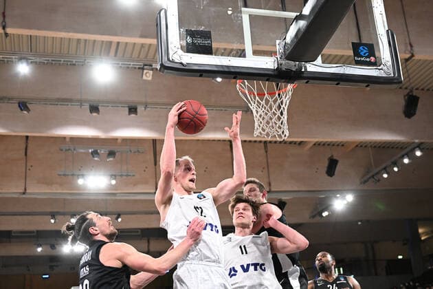 Basketball I Men I 2021 2022 Season I Eurocup I 17 Matchday I Hamburg Towers Dolomiti Energia Trento I 30 03 2022 Seth Hinrichs 12, Hamburg Towers secures the ball under his own basket from Toto Forray 10, Dolomiti Energia Trento Hamburg edel optics de Arena Hamburg Germany Copyright: xLobeca AndreasxHannigx