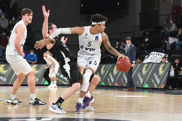 Basketball I men I 2021 2022 season I Eurocup I 17 matchday I Hamburg Towers Dolomiti Energia Trento I 30 03 2022 Caleb Homesley 5, Hamburg Towers rustic against Toto Forray 10, Dolomiti Energia Trento Hamburg edel optics de Arena Hamburg Germany Copyright: xLobeca AndreasxHannigx