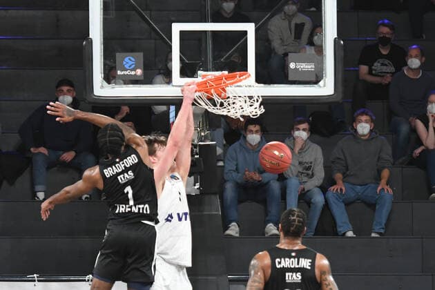 Basketball I Men I 2021 2022 season I Eurocup I 17 matchday I Hamburg Towers Dolomiti Energia Trento I 30 03 2022 Maik Kotsar 11, Hamburg Towers with the dunk against Desonta Bradford 1, Dolomiti Energia Trento Hamburg edel optics de Arena Hamburg Germany Copyright: xLobeca AndreasxHannigx