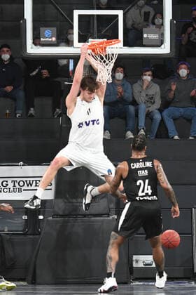 Basketball I Men I 2021 2022 season I Eurocup I 17 matchday I Hamburg Towers Dolomiti Energia Trento I 30 03 2022 Maik Kotsar 11, Hamburg Towers with the dunk against Desonta Bradford 1, Dolomiti Energia Trento and Jordan Caroline 24, Dolomiti Energia Trento Hamburg edel optics de Arena Hamburg Germany Copyright: xLobeca AndreasxHannigx