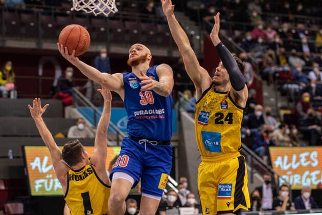 Reggie Upshaw Syntainics MBC, 30 , Ethan Happ MHP Riesen Ludwigsburg, 24 GER, MHP Riesen Ludwigsburg vs Syntainics MBC, Basketball, Maenner, 1 Bundesliga, easycredit BBL, 19 Spieltag, Spielzeit 2021 2022, 30 03 2022 GER, MHP Riesen Ludwigsburg vs Syntainics MBC, Basketball, Maenner, 1 Bundesliga, easycredit BBL, 19 Spieltag, Spielzeit 2021 2022, 30 03 2022 Ludwigsburg. Copyright: xTabeaxGuenzler Eibner-Pressefotox EP_TGR