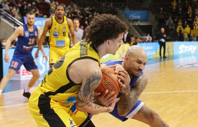 Ludwigsburg , Basketball easycredit BBL Bundesliga MHP Riesen Ludwigsburg vs SYNTAINICS MBC , from left Jonah radebaugh Giants Sergio Kerusch MBC