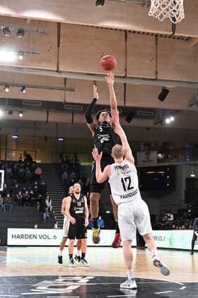 Basketball I Men I 2021 2022 Season I Eurocup I 17 Matchday I Hamburg Towers Dolomiti Energia Trento I 30 03 2022 Seth Hinrichs 12, Hamburg Towers vs Cameron Reynolds 5, Dolomiti Energia Trento Hamburg edel optics de Arena Hamburg Germany Copyright: xLobeca AndreasxHannigx