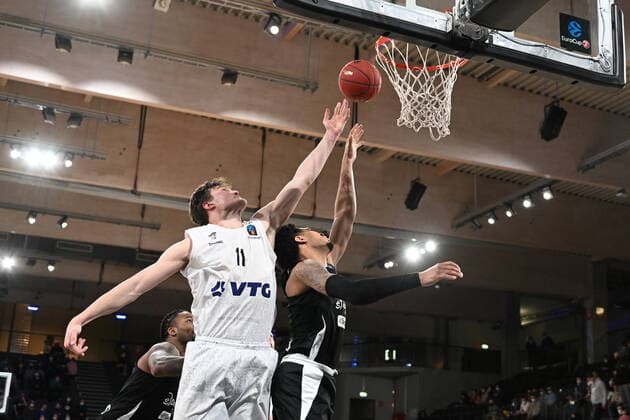 Basketball I Men I 2021 2022 Season I Eurocup I 17 Matchday I Hamburg Towers Dolomiti Energia Trento I 30 03 2022 Maik Kotsar 11, Hamburg Towers vs Cameron Reynolds 5, Dolomiti Energia Trento Hamburg edel optics de Arena Hamburg Germany Copyright: xLobeca AndreasxHannigx