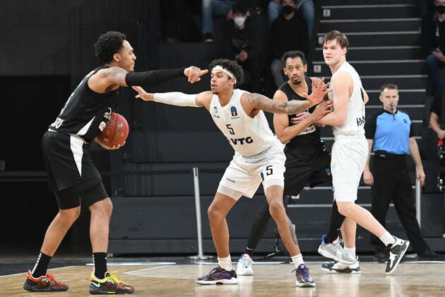 Basketball I Men I 2021 2022 Season I Eurocup I 17 Matchday I Hamburg Towers Dolomiti Energia Trento I 30 03 2022 Cameron Reynolds 5, Dolomiti Energia Trento vs Caleb Homesley 5, Hamburg Towers Hamburg edel optics de Arena Hamburg Germany Copyright: xLobeca AndreasxHannigx