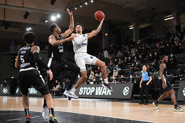 Basketball I Men I 2021 2022 Season I Eurocup I 17 Matchday I Hamburg Towers Dolomiti Energia Trento I 30 03 2022 Jonathan Williams 3, Dolomiti Energia Trento blocks Caleb Homesley 5, Hamburg Towers Hamburg edel optics de Arena Hamburg Germany Copyright: xLobeca AndreasxHannigx