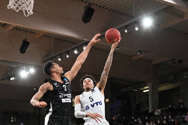 Basketball I Men I 2021 2022 Season I Eurocup I 17 Matchday I Hamburg Towers Dolomiti Energia Trento I 30 03 2022 Jonathan Williams 3, Dolomiti Energia Trento blocks Caleb Homesley 5, Hamburg Towers Hamburg edel optics de Arena Hamburg Germany Copyright: xLobeca AndreasxHannigx