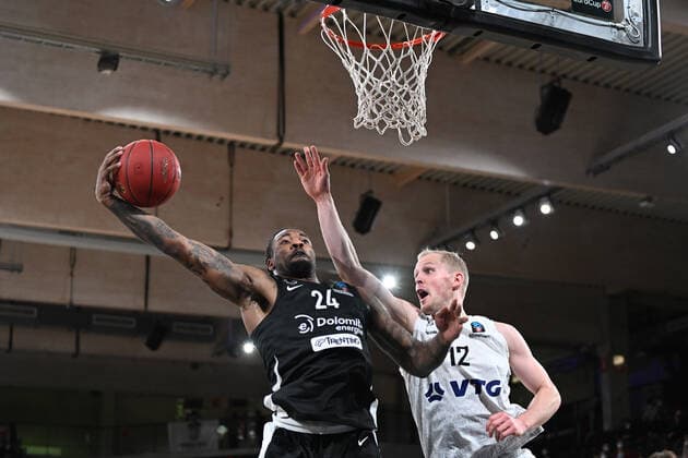 Basketball I Men I 2021 2022 Season I Eurocup I 17 Matchday I Hamburg Towers Dolomiti Energia Trento I 30 03 2022 Seth Hinrichs 12, Hamburg Towers vs Jordan Caroline 24, Dolomiti Energia Trento Hamburg edel optics de Arena Hamburg Germany Copyright: xLobeca AndreasxHannigx